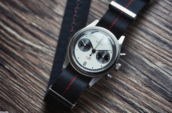 Jam tangan dengan aksen tali nato